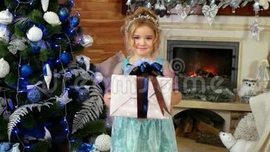 女孩<strong>送</strong>给一个盒子，里面<strong>有礼</strong>物，圣诞节礼物，一个手里拿着礼物的可爱的小女孩站在一个附近